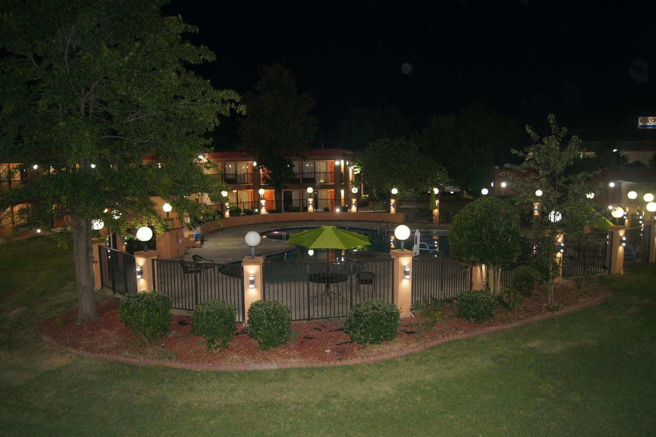 Days Inn By Wyndham Durham/Near Duke University Екстер'єр фото