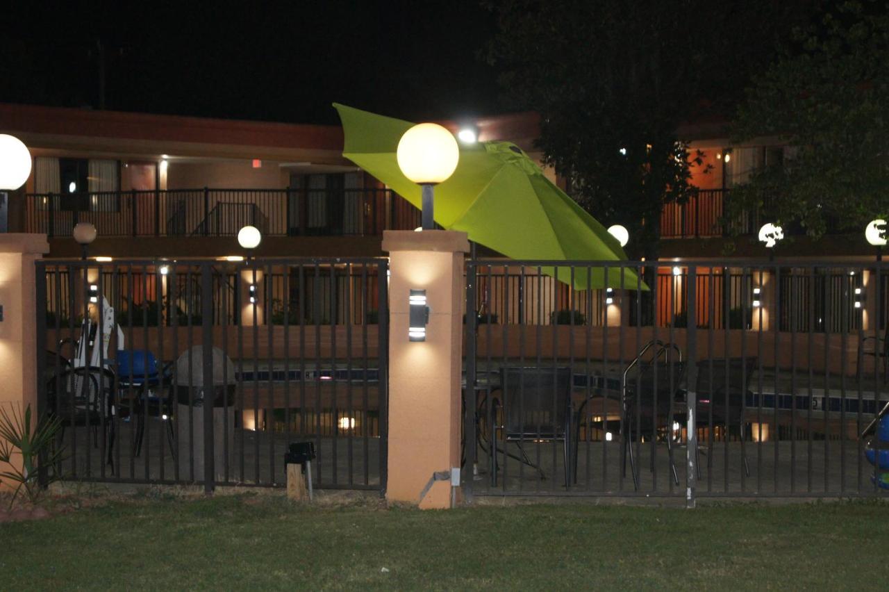 Days Inn By Wyndham Durham/Near Duke University Екстер'єр фото