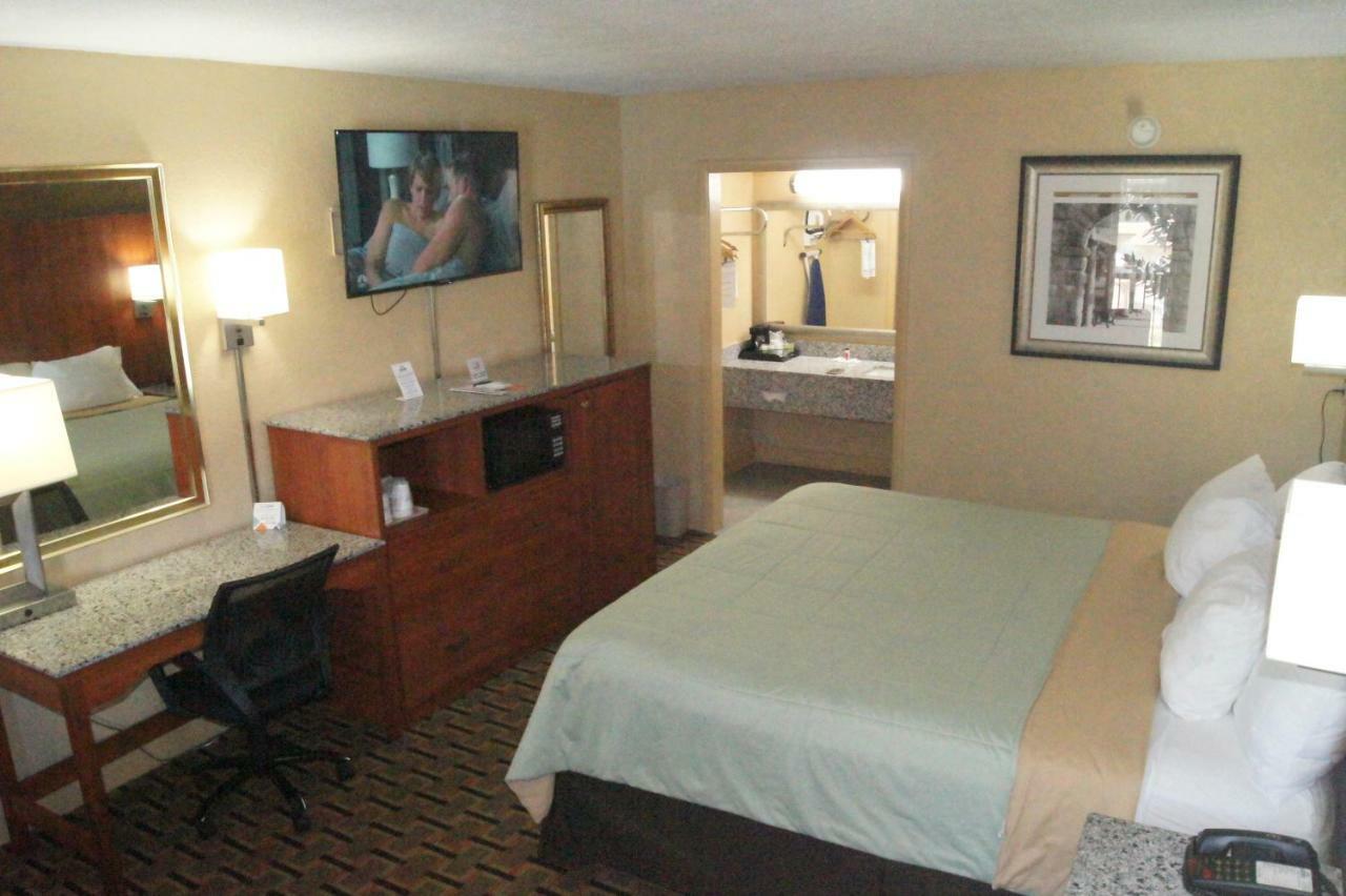 Days Inn By Wyndham Durham/Near Duke University Екстер'єр фото