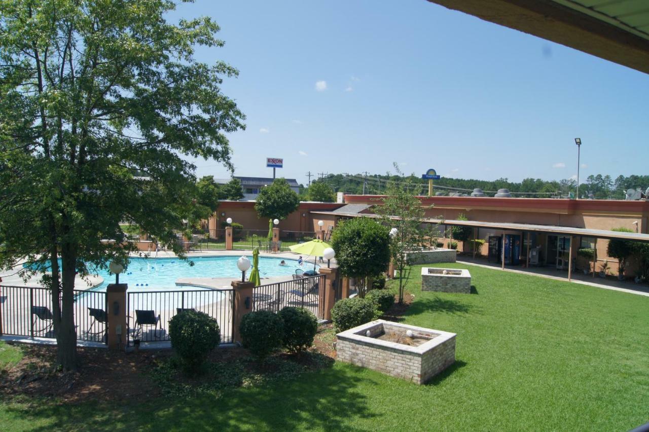 Days Inn By Wyndham Durham/Near Duke University Екстер'єр фото