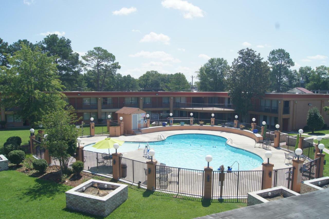 Days Inn By Wyndham Durham/Near Duke University Екстер'єр фото