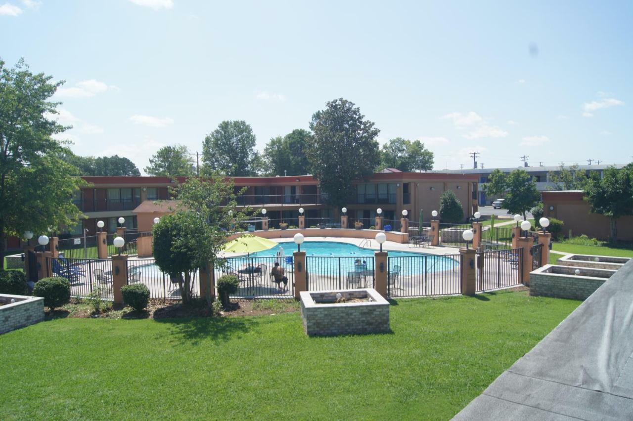 Days Inn By Wyndham Durham/Near Duke University Екстер'єр фото