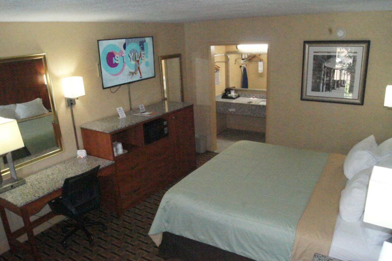 Days Inn By Wyndham Durham/Near Duke University Екстер'єр фото