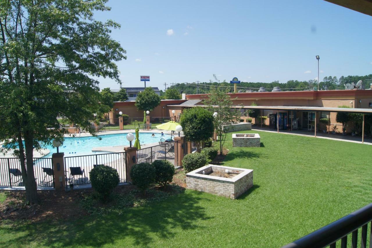 Days Inn By Wyndham Durham/Near Duke University Екстер'єр фото