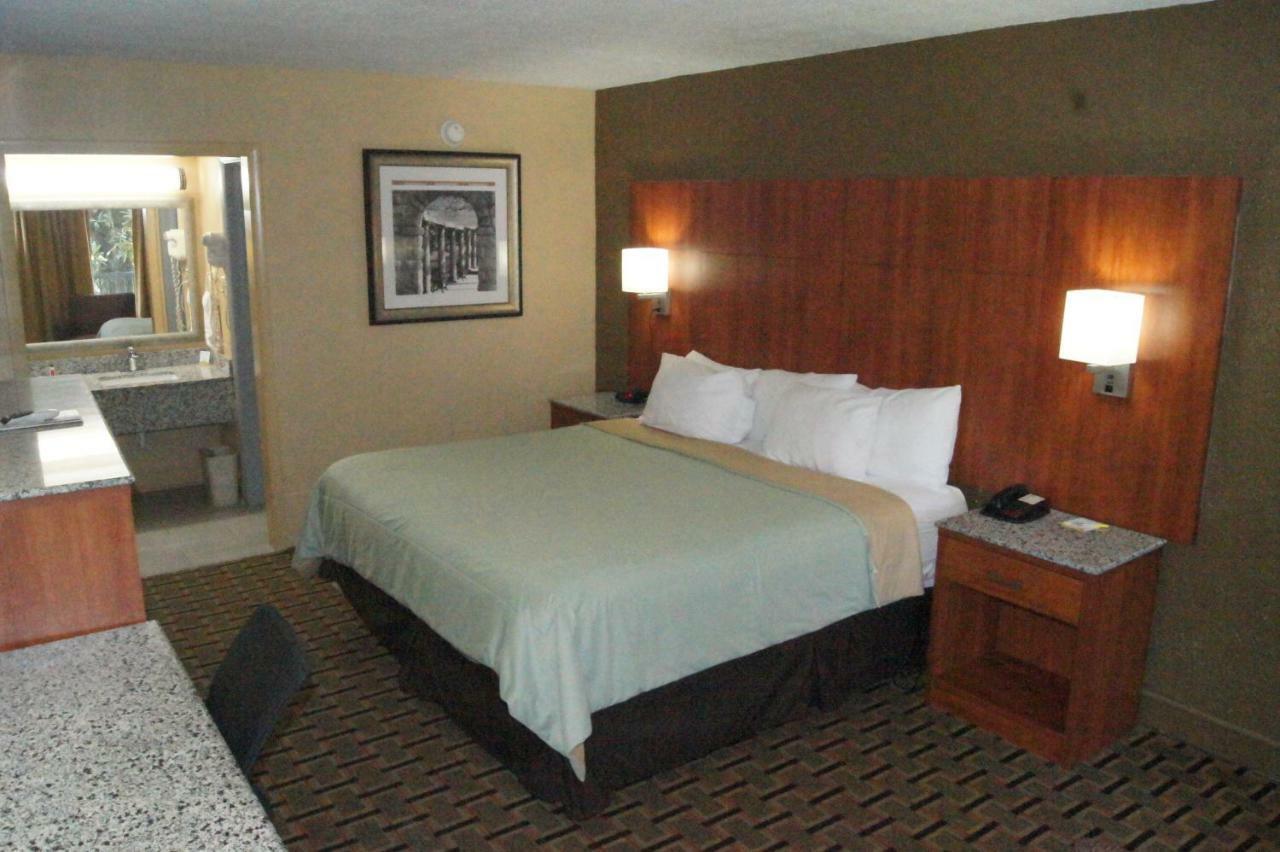Days Inn By Wyndham Durham/Near Duke University Екстер'єр фото