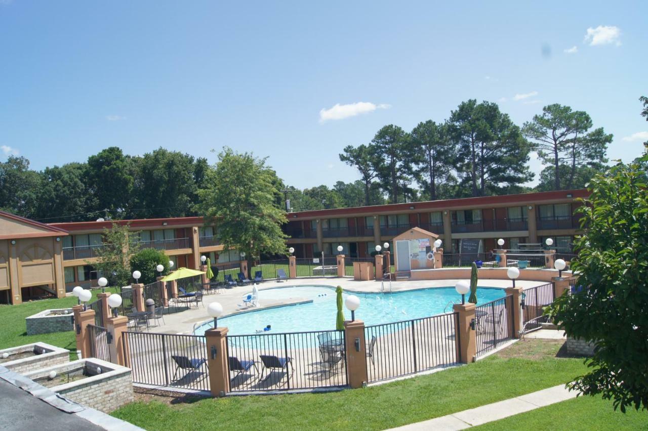 Days Inn By Wyndham Durham/Near Duke University Екстер'єр фото